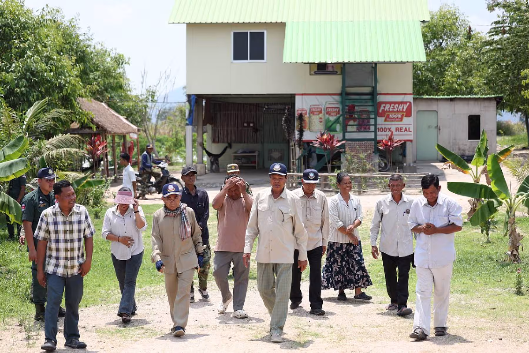 ឯកឧត្តម គន់ គីម ចុះពិនិត្យពីការដាំដុះដំណាំម្ទេស និងការចិញ្ចឹមជ្រូករបស់អតីតយុទ្ធជន និងនិវត្តជន នៅខេត្តពោធិ៍សាត់
