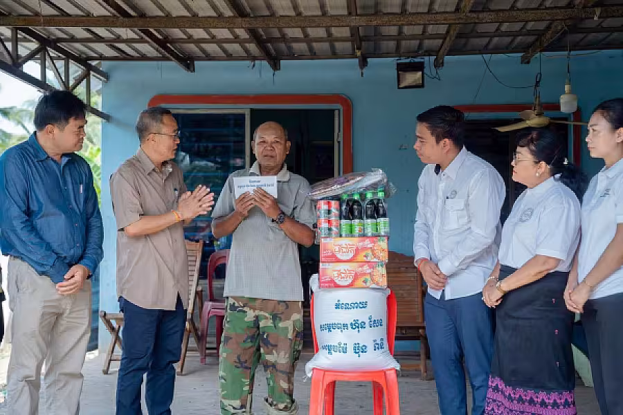 អ.ន.ក ខេត្តព្រៃវែង ចុះសួរសុខទុក្ខ និងនាំយកអំណោយ ជូនគ្រួសារអតីតយុទ្ធជនពលី - Image 2