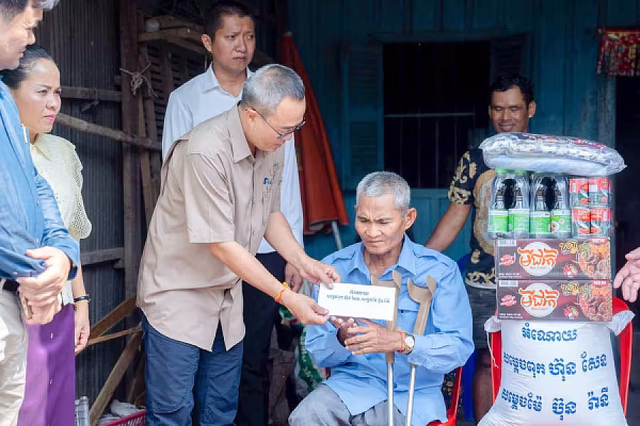 អ.ន.ក ខេត្តព្រៃវែង ចុះសួរសុខទុក្ខ និងនាំយកអំណោយ ជូនគ្រួសារអតីតយុទ្ធជនពលី - Image 4