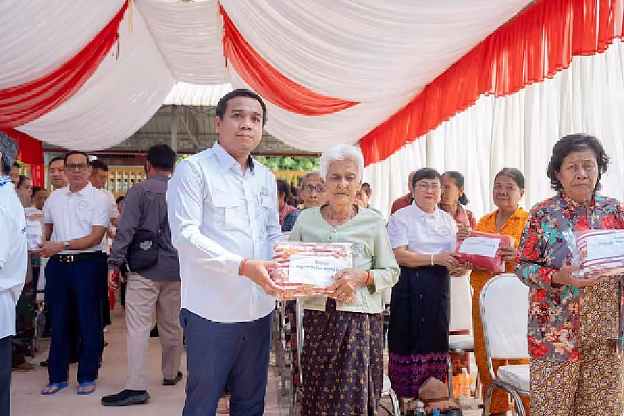 អ.ន.ក ខេត្តព្រៃវែង ចុះសួរសុខទុក្ខ និងនាំយកអំណោយ ជូនគ្រួសារអតីតយុទ្ធជនពលី - Image 6