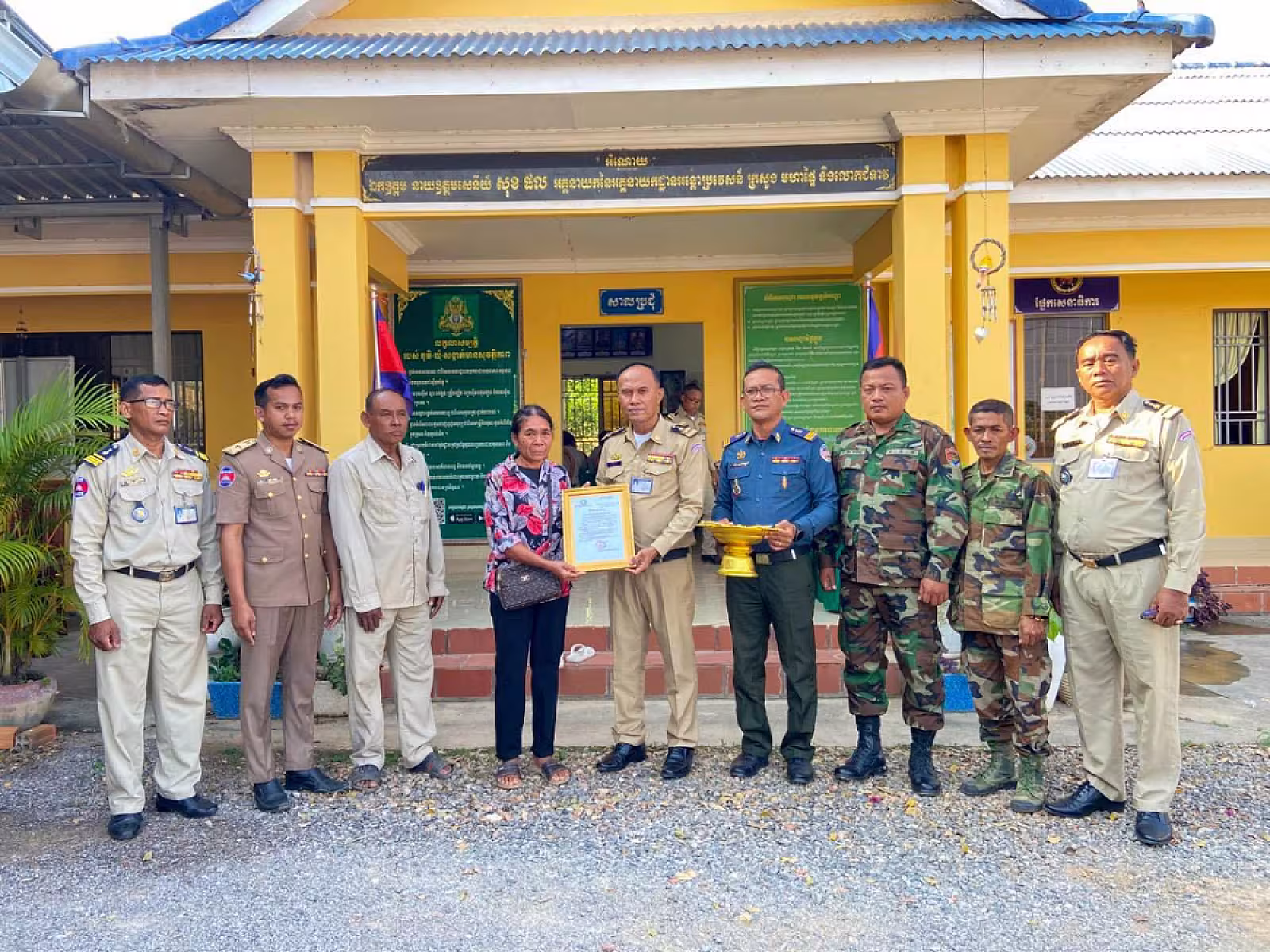 អ.ន.ក. ស្រុកបាណន់ នាំយកថវិកាបេឡាមរណសង្គ្រោះជូនគ្រួសារសពជាសមាជិក