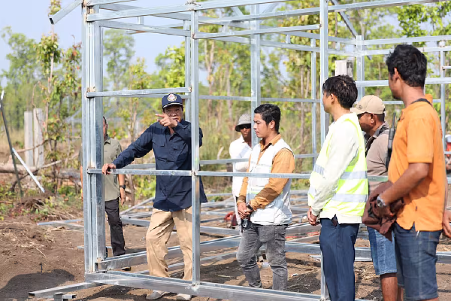 ឯកឧត្តម គន់ គីម អញ្ជើញចុះពិនិត្យវឌ្ឍនភាពសាងសង់ផ្ទះ និងការស្ថាបនាផ្លូវ នៅខេត្តព្រះវិហារ - Image 7