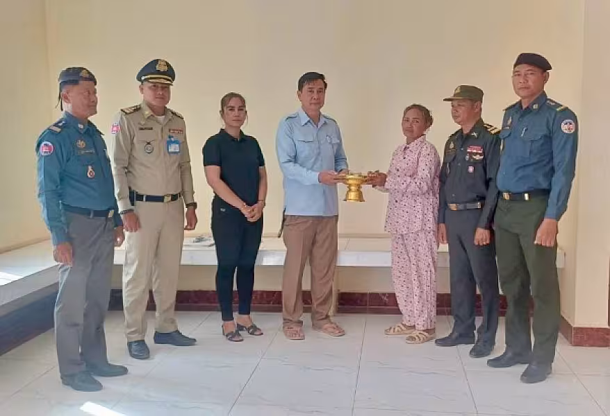 អ.ន.ក. ស្រុកស្អាង នាំយកថវិកាបេឡាមរណសង្គ្រោះប្រគល់ជូនគ្រួសារសពជាសមាជិក - Image 2