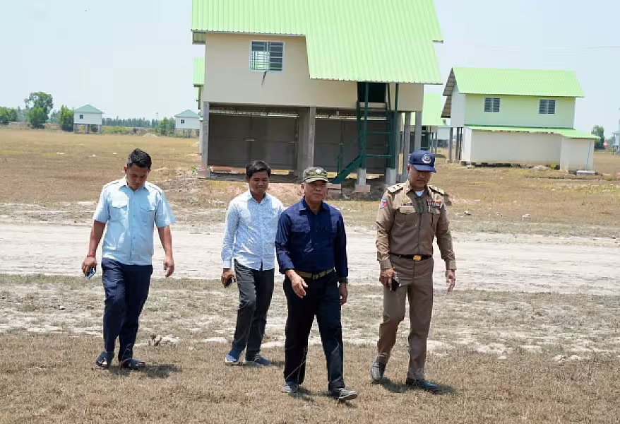 ឯកឧត្តម អ៊ុំ សុខ ចុះពិនិត្យផ្ទះសាងសង់ថ្មីត្រៀមចែកជូនគណៈយុទ្ធមិត្តជំនាន់បម្រើកងទ័ព ឆ្នាំ១៩៧៨ - Image 2