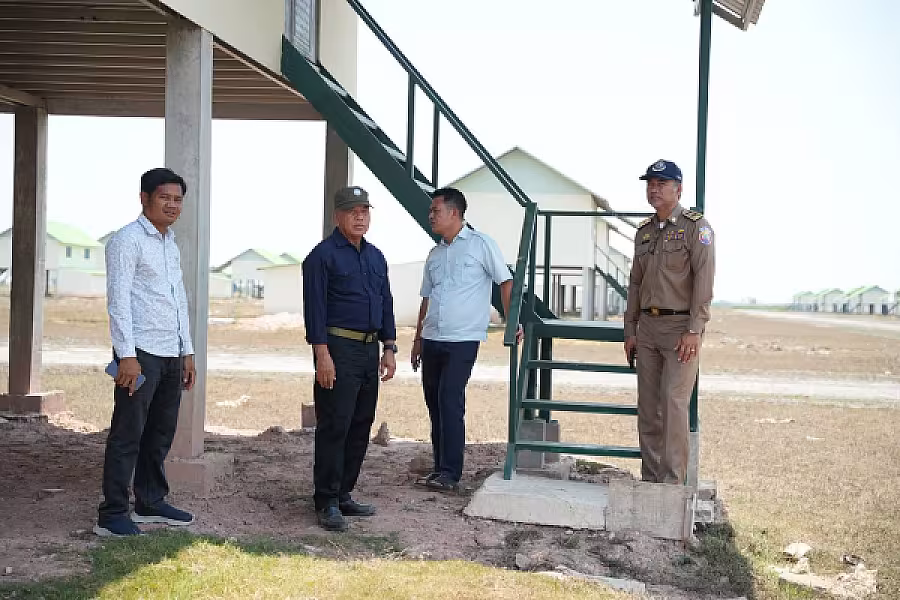 ឯកឧត្តម អ៊ុំ សុខ ចុះពិនិត្យផ្ទះសាងសង់ថ្មីត្រៀមចែកជូនគណៈយុទ្ធមិត្តជំនាន់បម្រើកងទ័ព ឆ្នាំ១៩៧៨ - Image 3