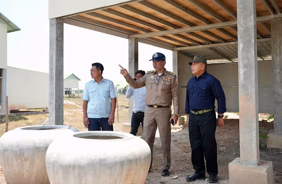 ឯកឧត្តម អ៊ុំ សុខ ចុះពិនិត្យផ្ទះសាងសង់ថ្មីត្រៀមចែកជូនគណៈយុទ្ធមិត្តជំនាន់បម្រើកងទ័ព ឆ្នាំ១៩៧៨ - Image 7