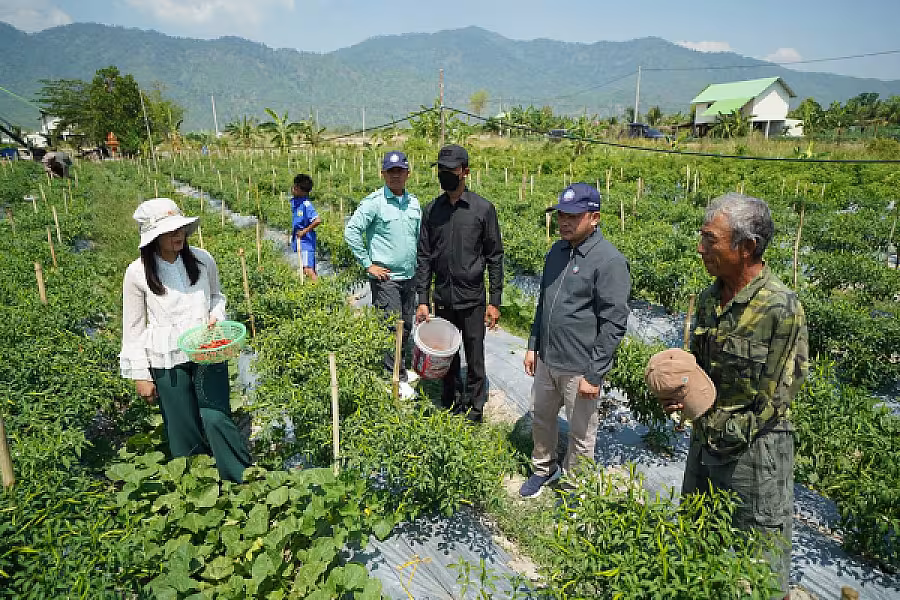 ឯកឧត្តម អ្នកឧកញ៉ា ម៉ម វណ្ណឌី ចុះពិនិត្យវឌ្ឍនភាពភូមិប៊ុនរ៉ានីសែនជ័យដំណាក់ទ្រយឹង - Image 9