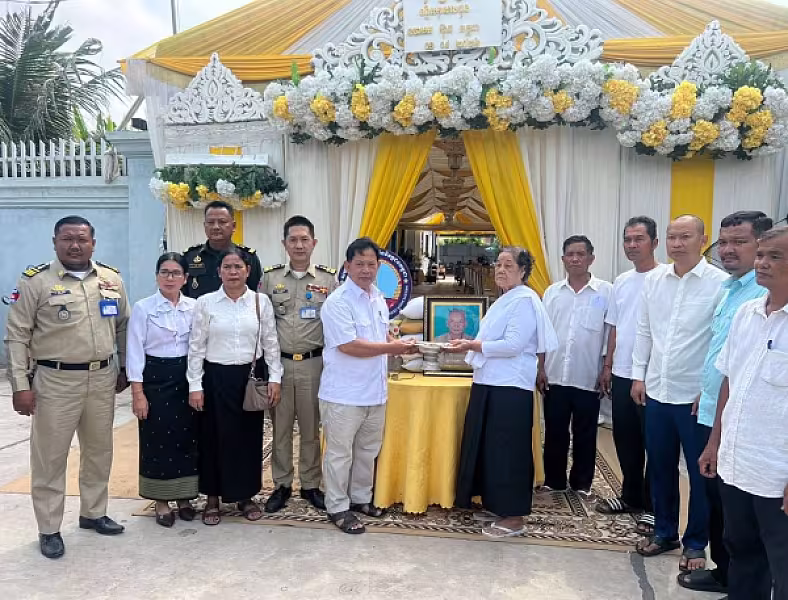 អ.ន.ក.ក្រុងតាខ្មៅ នាំយកអំណោយ និងថវិកាបេឡាមរណសង្គ្រោះជូនគ្រួសារសពសមាជិក - Image 3