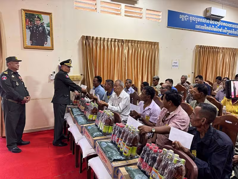 លោកជំទាវ កែ ច័ន្ទមុន្នី អញ្ជើញសំណេះសំណាល និងនាំយកអំណោយជូនអតីតយុទ្ធជន និងនិវត្តជន ខេត្តកំពង់ឆ្នាំង - Image 5