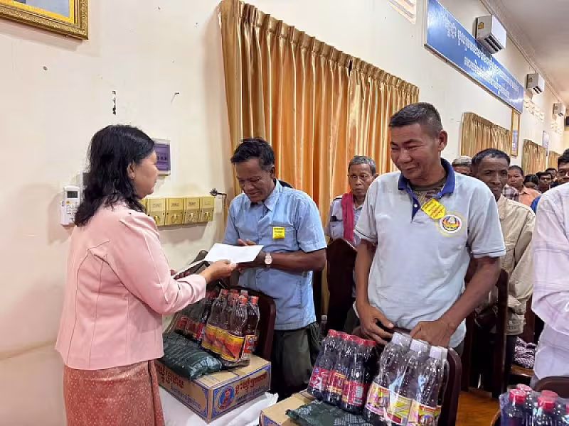 លោកជំទាវ កែ ច័ន្ទមុន្នី អញ្ជើញសំណេះសំណាល និងនាំយកអំណោយជូនអតីតយុទ្ធជន និងនិវត្តជន ខេត្តកំពង់ឆ្នាំង - Image 6