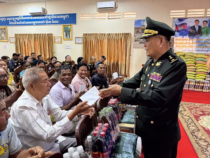 លោកជំទាវ កែ ច័ន្ទមុន្នី អញ្ជើញសំណេះសំណាល និងនាំយកអំណោយជូនអតីតយុទ្ធជន និងនិវត្តជន ខេត្តកំពង់ឆ្នាំង - Image 7