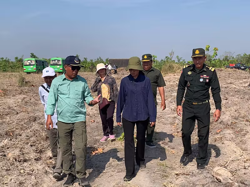 អ.ន.ក.ខេត្តកណ្តាល ដឹកនាំសមាជិក៥០គ្រួសារចុះពិនិត្យមើលដី និងផ្ទះនៅខេត្តកំពង់ឆ្នាំងបន្ទាប់ពីចាប់ឆ្នោតរួច - Image 2