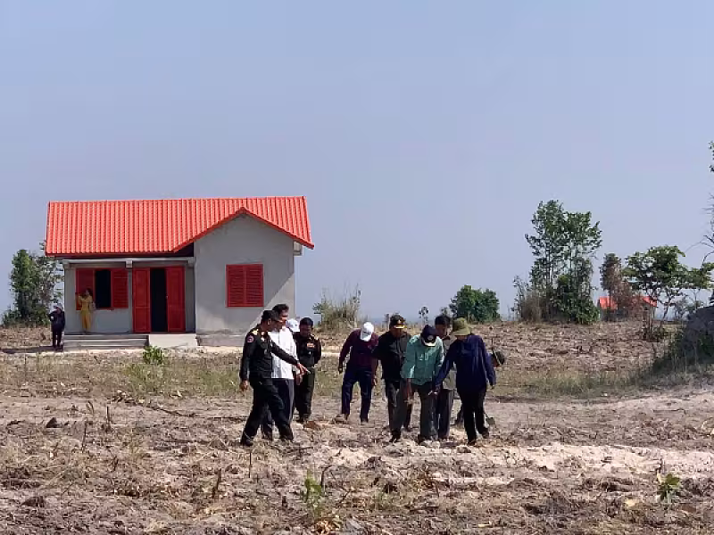 អ.ន.ក.ខេត្តកណ្តាល ដឹកនាំសមាជិក៥០គ្រួសារចុះពិនិត្យមើលដី និងផ្ទះនៅខេត្តកំពង់ឆ្នាំងបន្ទាប់ពីចាប់ឆ្នោតរួច - Image 4