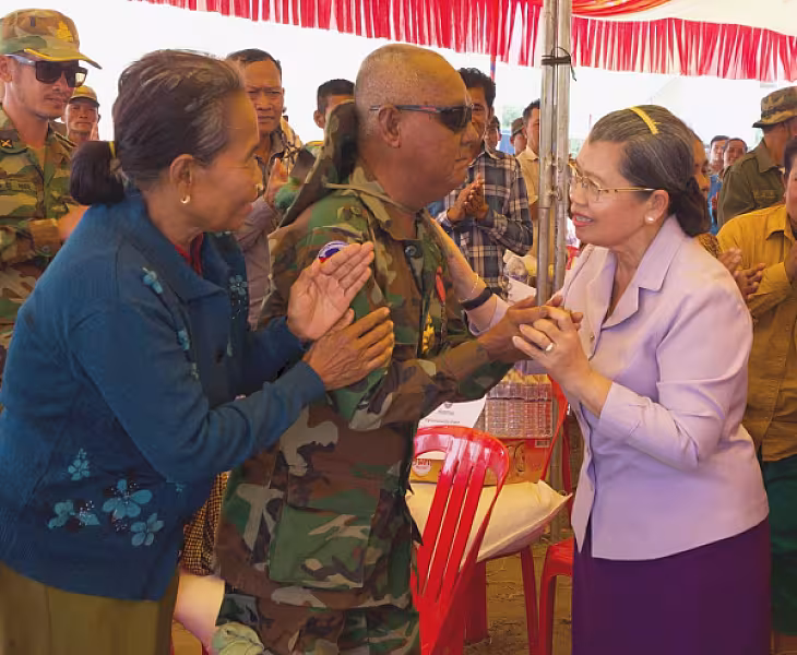 សម្តេចកិត្តិសង្គហបណ្ឌិត ម៉ែន សំអន អញ្ជើញប្រគល់ផ្ទះថ្មីជូនគណៈយុទ្ធមិត្តបម្រើកងទ័ពឆ្នាំ១៩៧៨ នៅខេត្តត្បូងឃ្មុំចំនួន ៥០ខ្នង - Image 8