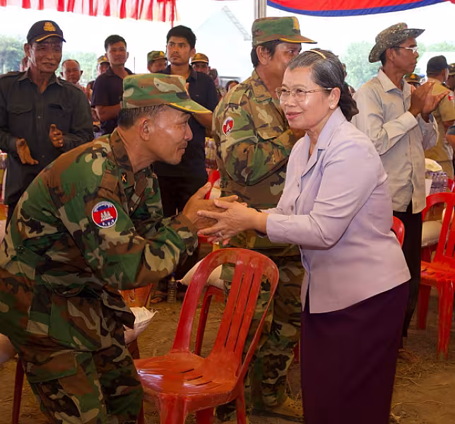 សម្តេចកិត្តិសង្គហបណ្ឌិត ម៉ែន សំអន អញ្ជើញប្រគល់ផ្ទះថ្មីជូនគណៈយុទ្ធមិត្តបម្រើកងទ័ពឆ្នាំ១៩៧៨ នៅខេត្តត្បូងឃ្មុំចំនួន ៥០ខ្នង - Image 9