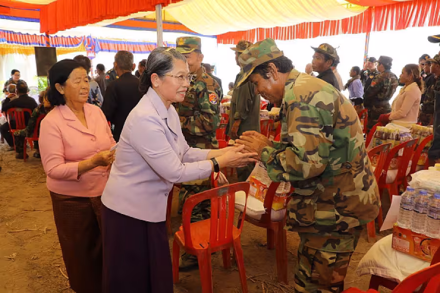 សម្តេចកិត្តិសង្គហបណ្ឌិត ម៉ែន សំអន អញ្ជើញប្រគល់ផ្ទះថ្មីជូនគណៈយុទ្ធមិត្តបម្រើកងទ័ពឆ្នាំ១៩៧៨ នៅខេត្តត្បូងឃ្មុំចំនួន ៥០ខ្នង - Image 10