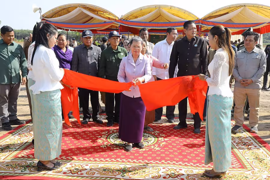 សម្តេចកិត្តិសង្គហបណ្ឌិត ម៉ែន សំអន អញ្ជើញប្រគល់ផ្ទះថ្មីជូនគណៈយុទ្ធមិត្តបម្រើកងទ័ពឆ្នាំ១៩៧៨ នៅខេត្តត្បូងឃ្មុំចំនួន ៥០ខ្នង - Image 11