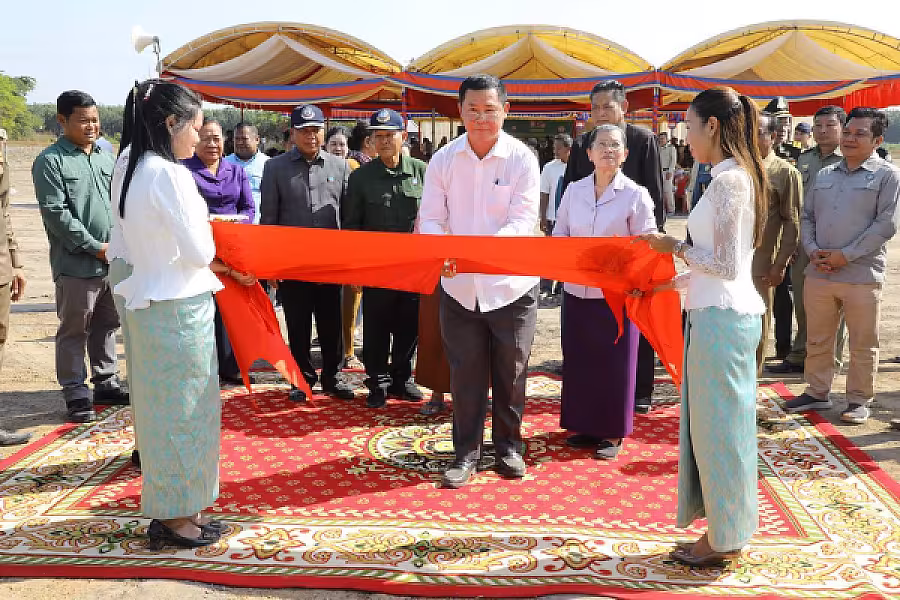 សម្តេចកិត្តិសង្គហបណ្ឌិត ម៉ែន សំអន អញ្ជើញប្រគល់ផ្ទះថ្មីជូនគណៈយុទ្ធមិត្តបម្រើកងទ័ពឆ្នាំ១៩៧៨ នៅខេត្តត្បូងឃ្មុំចំនួន ៥០ខ្នង - Image 13