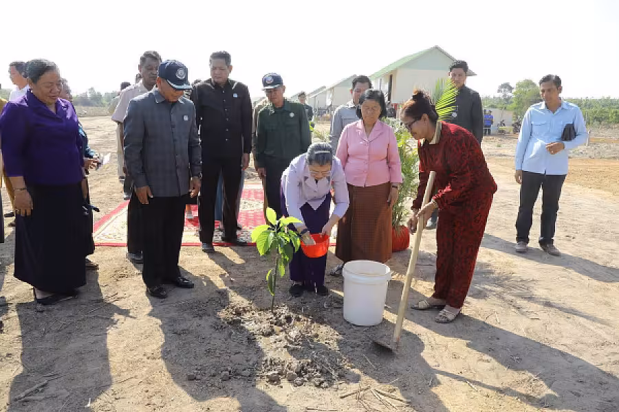 សម្តេចកិត្តិសង្គហបណ្ឌិត ម៉ែន សំអន អញ្ជើញប្រគល់ផ្ទះថ្មីជូនគណៈយុទ្ធមិត្តបម្រើកងទ័ពឆ្នាំ១៩៧៨ នៅខេត្តត្បូងឃ្មុំចំនួន ៥០ខ្នង - Image 15