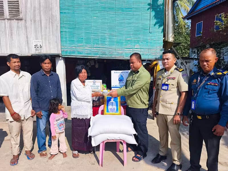 អ.ន.ក ស្រុកកណ្ដាលស្ទឹង នាំយកអំណោយ និងថវិកាបេឡាមរណសង្គ្រោះជូនគ្រួសារសពសមាជិក - Image 2