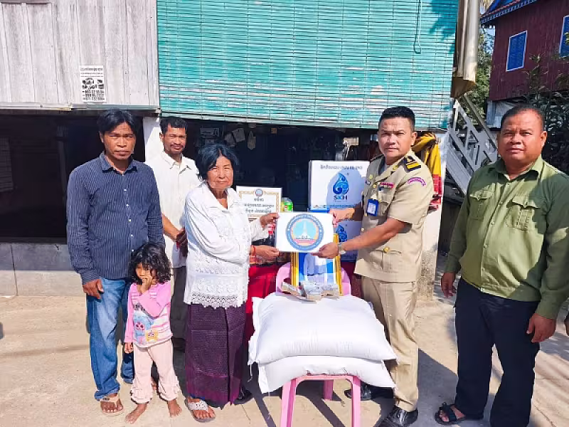 អ.ន.ក ស្រុកកណ្ដាលស្ទឹង នាំយកអំណោយ និងថវិកាបេឡាមរណសង្គ្រោះជូនគ្រួសារសពសមាជិក - Image 3