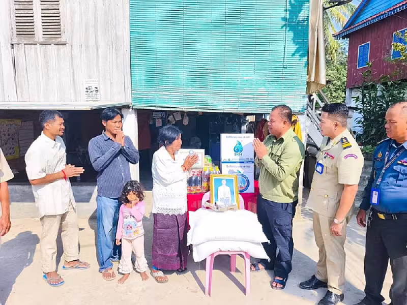 អ.ន.ក ស្រុកកណ្ដាលស្ទឹង នាំយកអំណោយ និងថវិកាបេឡាមរណសង្គ្រោះជូនគ្រួសារសពសមាជិក - Image 4