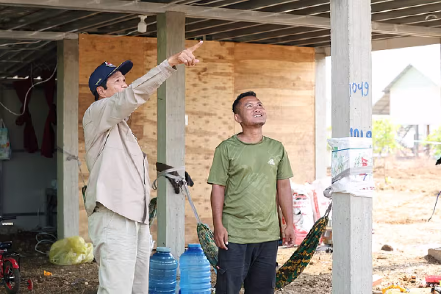 ឯកឧត្តម ទេសរដ្ឋមន្រ្តី គន់ គីម ចុះពិនិត្យផ្ទះភៀសសឹក បន្ទាប់ពីមានខ្យល់កន្រ្តាក់ ក្នុងខេត្តបន្ទាយមានជ័យ - Image 3