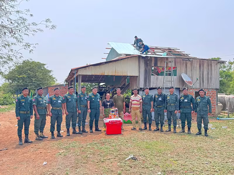 អ.ន.ក. ស្រុកគាស់ក្រឡ នាំយកអំណោយ និងចុះជួសជុលផ្ទះអតីតយុទ្ធជនរងគ្រោះដោយសារខ្យល់កន្រ្តាក់