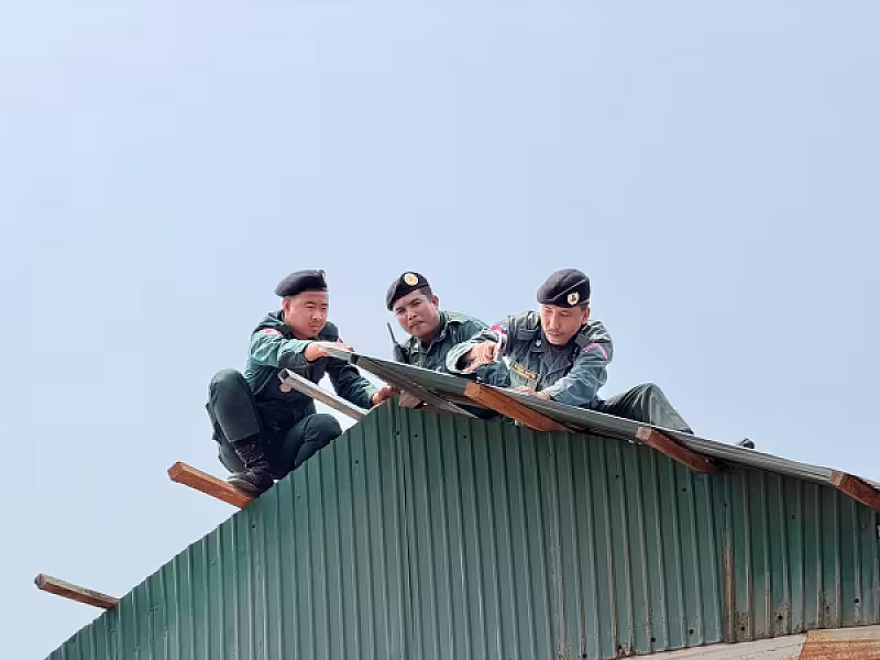 អ.ន.ក. ស្រុកគាស់ក្រឡ នាំយកអំណោយ និងចុះជួសជុលផ្ទះអតីតយុទ្ធជនរងគ្រោះដោយសារខ្យល់កន្រ្តាក់ - Image 2