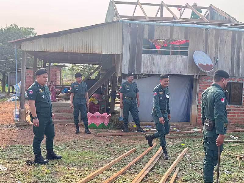 អ.ន.ក. ស្រុកគាស់ក្រឡ នាំយកអំណោយ និងចុះជួសជុលផ្ទះអតីតយុទ្ធជនរងគ្រោះដោយសារខ្យល់កន្រ្តាក់ - Image 4