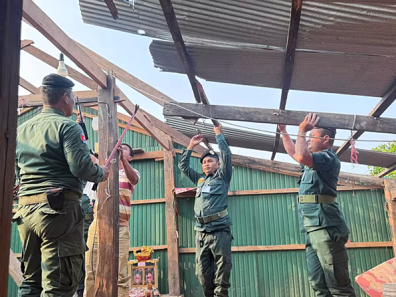 អ.ន.ក. ស្រុកគាស់ក្រឡ នាំយកអំណោយ និងចុះជួសជុលផ្ទះអតីតយុទ្ធជនរងគ្រោះដោយសារខ្យល់កន្រ្តាក់ - Image 6