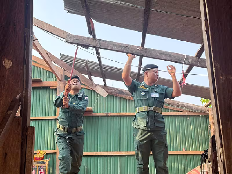 អ.ន.ក. ស្រុកគាស់ក្រឡ នាំយកអំណោយ និងចុះជួសជុលផ្ទះអតីតយុទ្ធជនរងគ្រោះដោយសារខ្យល់កន្រ្តាក់ - Image 7