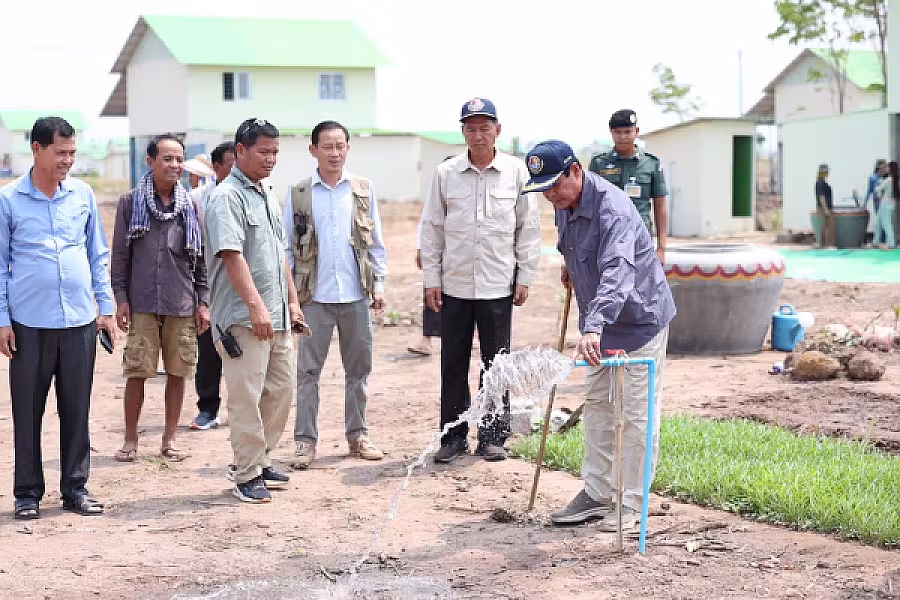ឯកឧត្តម គន់ គីម ចុះពិនិត្យការតបណ្តាញទឹកស្អាតតាមខ្នងផ្ទះបណ្តោះអាសន្នរបស់អតីតយុទ្ធជនសម្រាប់ប្រជាពលរដ្ឋភៀសសឹក