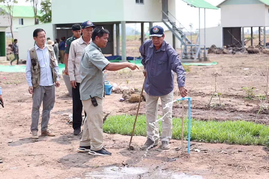 ឯកឧត្តម គន់ គីម ចុះពិនិត្យការតបណ្តាញទឹកស្អាតតាមខ្នងផ្ទះបណ្តោះអាសន្នរបស់អតីតយុទ្ធជនសម្រាប់ប្រជាពលរដ្ឋភៀសសឹក - Image 2