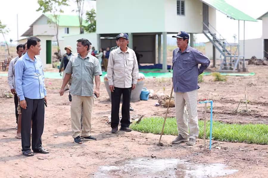 ឯកឧត្តម គន់ គីម ចុះពិនិត្យការតបណ្តាញទឹកស្អាតតាមខ្នងផ្ទះបណ្តោះអាសន្នរបស់អតីតយុទ្ធជនសម្រាប់ប្រជាពលរដ្ឋភៀសសឹក - Image 3