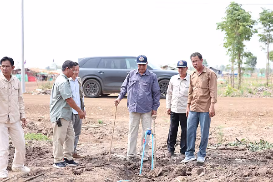 ឯកឧត្តម គន់ គីម ចុះពិនិត្យការតបណ្តាញទឹកស្អាតតាមខ្នងផ្ទះបណ្តោះអាសន្នរបស់អតីតយុទ្ធជនសម្រាប់ប្រជាពលរដ្ឋភៀសសឹក - Image 4