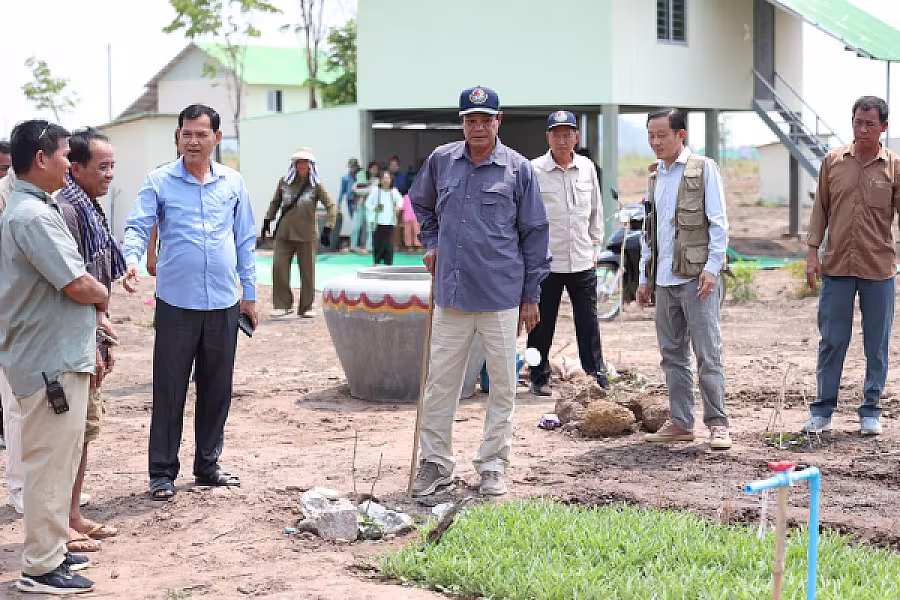 ឯកឧត្តម គន់ គីម ចុះពិនិត្យការតបណ្តាញទឹកស្អាតតាមខ្នងផ្ទះបណ្តោះអាសន្នរបស់អតីតយុទ្ធជនសម្រាប់ប្រជាពលរដ្ឋភៀសសឹក - Image 5