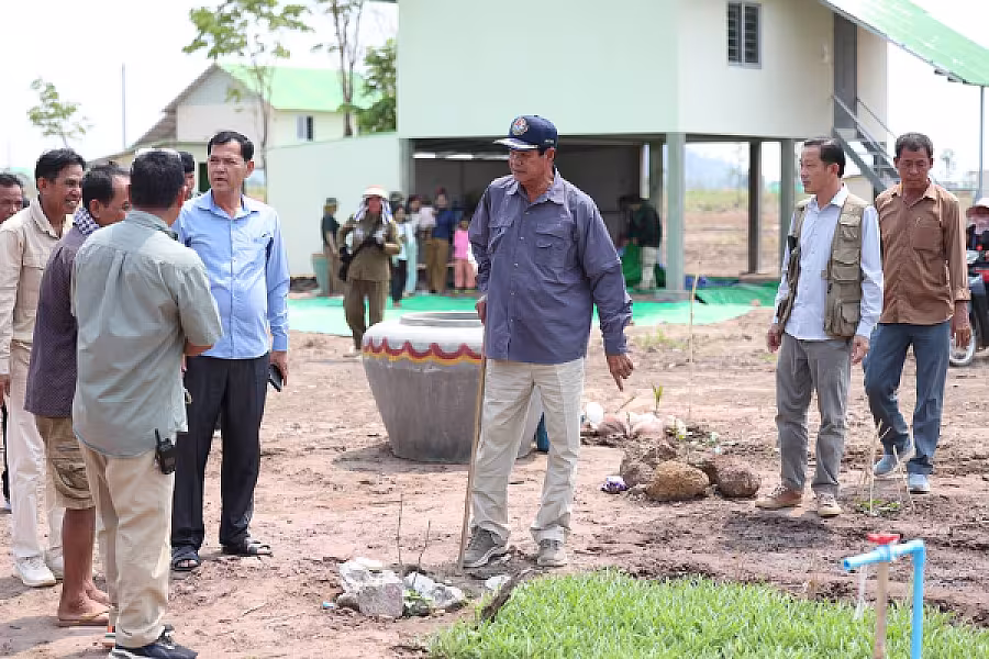 ឯកឧត្តម គន់ គីម ចុះពិនិត្យការតបណ្តាញទឹកស្អាតតាមខ្នងផ្ទះបណ្តោះអាសន្នរបស់អតីតយុទ្ធជនសម្រាប់ប្រជាពលរដ្ឋភៀសសឹក - Image 7