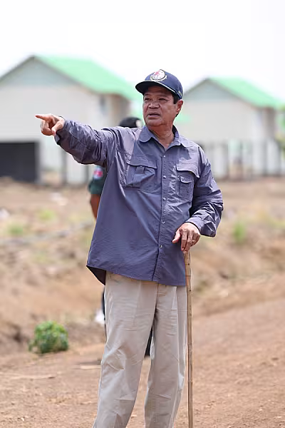 ឯកឧត្តម គន់ គីម ចុះពិនិត្យការតបណ្តាញទឹកស្អាតតាមខ្នងផ្ទះបណ្តោះអាសន្នរបស់អតីតយុទ្ធជនសម្រាប់ប្រជាពលរដ្ឋភៀសសឹក - Image 11