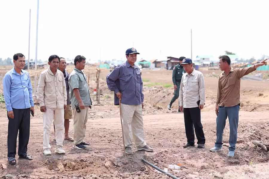 ឯកឧត្តម គន់ គីម ចុះពិនិត្យការតបណ្តាញទឹកស្អាតតាមខ្នងផ្ទះបណ្តោះអាសន្នរបស់អតីតយុទ្ធជនសម្រាប់ប្រជាពលរដ្ឋភៀសសឹក - Image 12