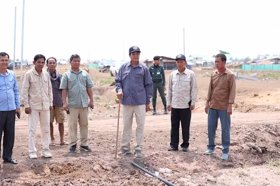 ឯកឧត្តម គន់ គីម ចុះពិនិត្យការតបណ្តាញទឹកស្អាតតាមខ្នងផ្ទះបណ្តោះអាសន្នរបស់អតីតយុទ្ធជនសម្រាប់ប្រជាពលរដ្ឋភៀសសឹក - Image 13