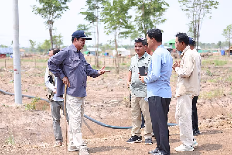 ឯកឧត្តម គន់ គីម ចុះពិនិត្យការតបណ្តាញទឹកស្អាតតាមខ្នងផ្ទះបណ្តោះអាសន្នរបស់អតីតយុទ្ធជនសម្រាប់ប្រជាពលរដ្ឋភៀសសឹក - Image 14