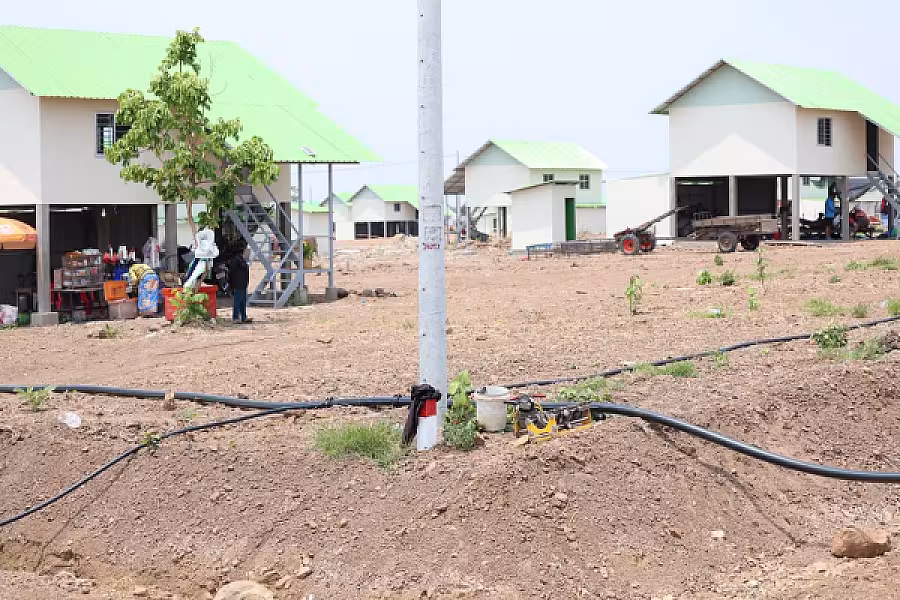 ឯកឧត្តម គន់ គីម ចុះពិនិត្យការតបណ្តាញទឹកស្អាតតាមខ្នងផ្ទះបណ្តោះអាសន្នរបស់អតីតយុទ្ធជនសម្រាប់ប្រជាពលរដ្ឋភៀសសឹក - Image 16