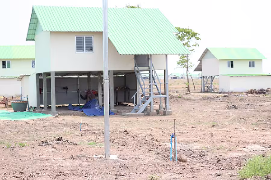 ឯកឧត្តម គន់ គីម ចុះពិនិត្យការតបណ្តាញទឹកស្អាតតាមខ្នងផ្ទះបណ្តោះអាសន្នរបស់អតីតយុទ្ធជនសម្រាប់ប្រជាពលរដ្ឋភៀសសឹក - Image 17