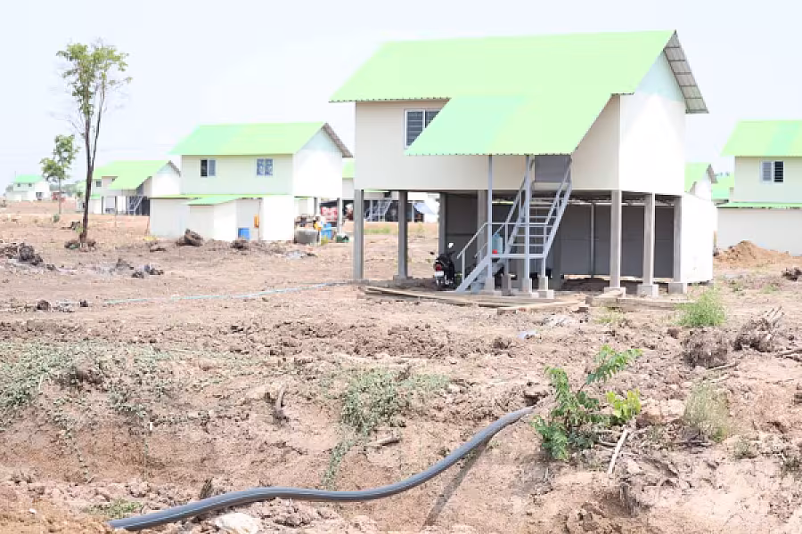 ឯកឧត្តម គន់ គីម ចុះពិនិត្យការតបណ្តាញទឹកស្អាតតាមខ្នងផ្ទះបណ្តោះអាសន្នរបស់អតីតយុទ្ធជនសម្រាប់ប្រជាពលរដ្ឋភៀសសឹក - Image 18