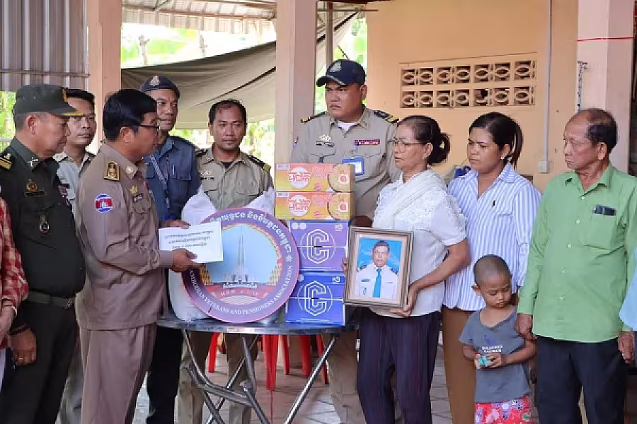 អ.ន.ក. ស្រុកមុខកំពូល នាំយកអំណោយ និងថវិកាបេឡាមរណសង្គ្រោះជូនគ្រួសារសពសមាជិក - Image 2