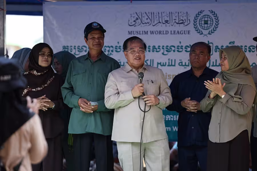 ឯកឧត្តម គន់ គីម អញ្ជើញចូលរួមចែកអំណោយរបស់អង្គការសម្ព័ន្ធពិភពឥស្លាមជូនជនភៀសសឹកស្នាក់នៅផ្ទះបណ្តោះអាសន្នរបស់ អ.ន.ក. - Image 4