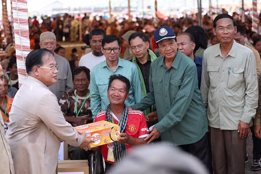 ឯកឧត្តម គន់ គីម អញ្ជើញចូលរួមចែកអំណោយរបស់អង្គការសម្ព័ន្ធពិភពឥស្លាមជូនជនភៀសសឹកស្នាក់នៅផ្ទះបណ្តោះអាសន្នរបស់ អ.ន.ក. - Image 6