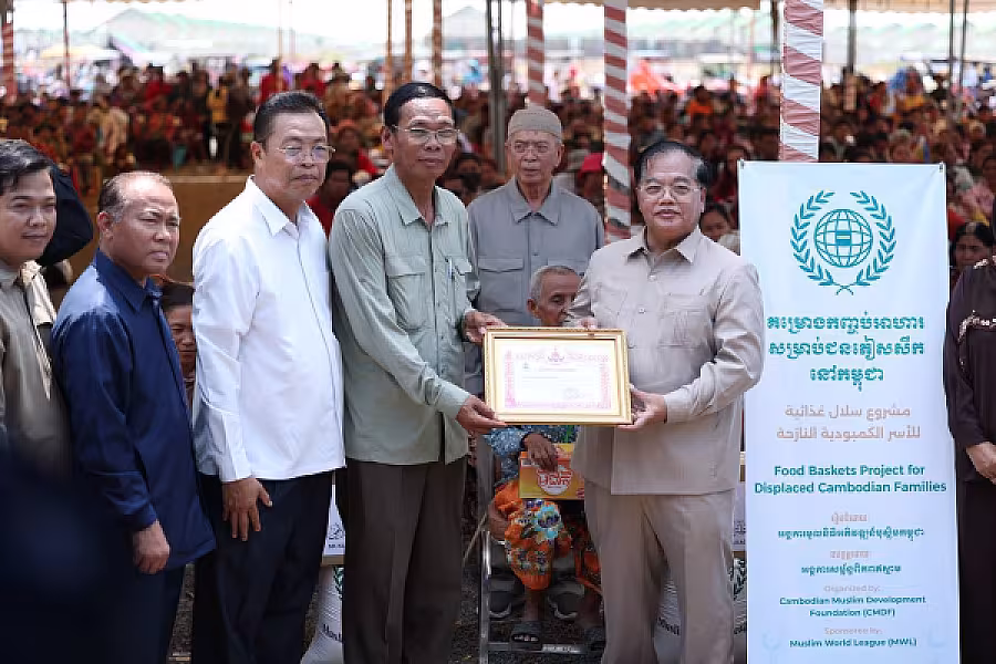 ឯកឧត្តម គន់ គីម អញ្ជើញចូលរួមចែកអំណោយរបស់អង្គការសម្ព័ន្ធពិភពឥស្លាមជូនជនភៀសសឹកស្នាក់នៅផ្ទះបណ្តោះអាសន្នរបស់ អ.ន.ក. - Image 7