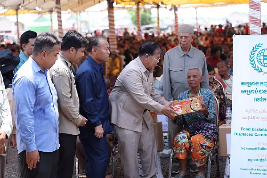 ឯកឧត្តម គន់ គីម អញ្ជើញចូលរួមចែកអំណោយរបស់អង្គការសម្ព័ន្ធពិភពឥស្លាមជូនជនភៀសសឹកស្នាក់នៅផ្ទះបណ្តោះអាសន្នរបស់ អ.ន.ក. - Image 8